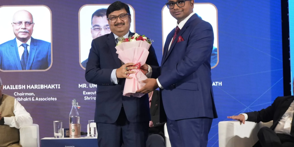 Alok Ranjan Tiwari, MD & CEO of Eternal Corporate Media Pvt. Ltd., welcoming Guest of Honour Shachindra Nath, Vice Chairman & MD of UGRO Capital Limited, at the BFSI India Leadership Conclave.