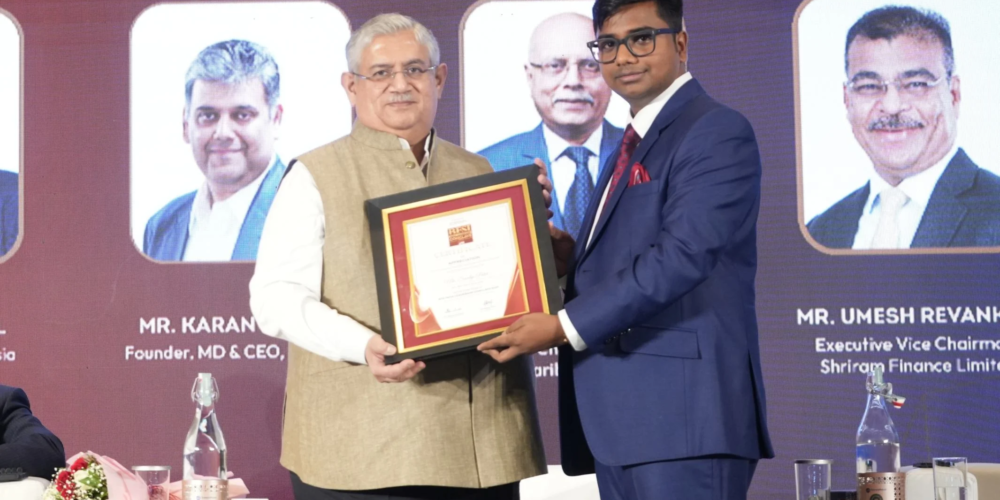 Alok Ranjan Tiwari, MD & CEO of Eternal Corporate Media Pvt. Ltd., extending a warm welcome to Chief Guest Sandip Patel, Managing Director of IBM India & South Asia, at the BFSI India Leadership Conclave.