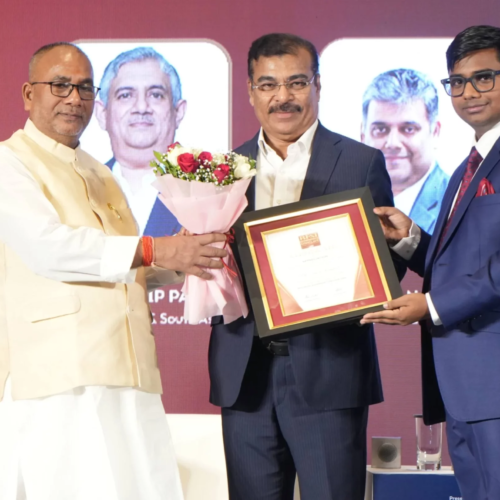 Alok Ranjan Tiwari, MD & CEO of Eternal Corporate Media Pvt. Ltd., welcoming Guest of Honour Umesh Revankar, Executive Vice Chairman of Shriram Finance Limited, accompanied by Kripa Shankar Tiwari, Chairman of Eternal Corporate Media Pvt. Ltd.