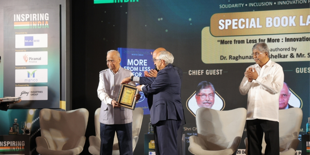 Mr. Nadir Godrej, Chairman & Managing Director, Godrej Industries Group, felicitating the Guest of Honour, Padma Vibhushan Prof. M. M. Sharma, Emeritus Professor of Chemical Engineering, Institute of Chemical Technology, Mumbai.