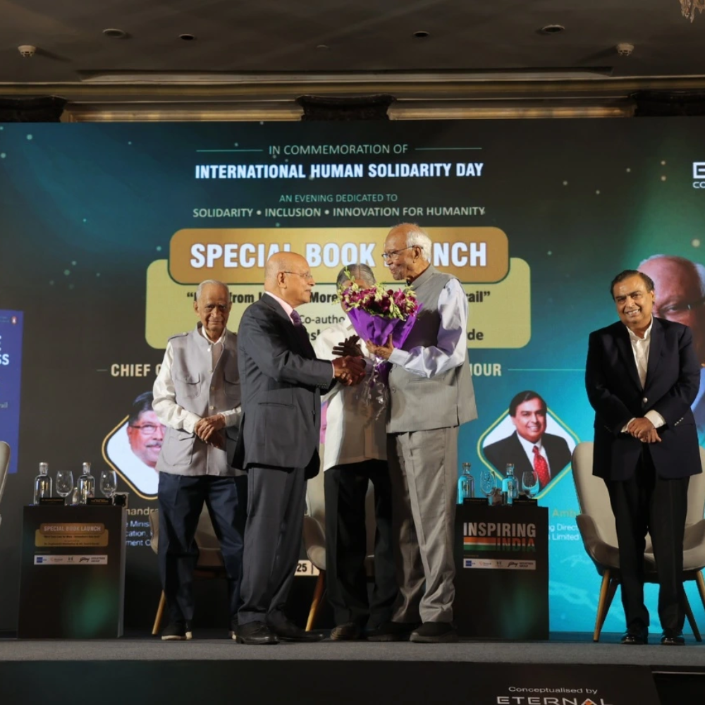 Mr. Shailesh Haribhakti, Chairman of the Organising Committee, formally welcoming and felicitating eminent scientist Dr. Raghunath Mashelkar, in whose honour the event was convened.
