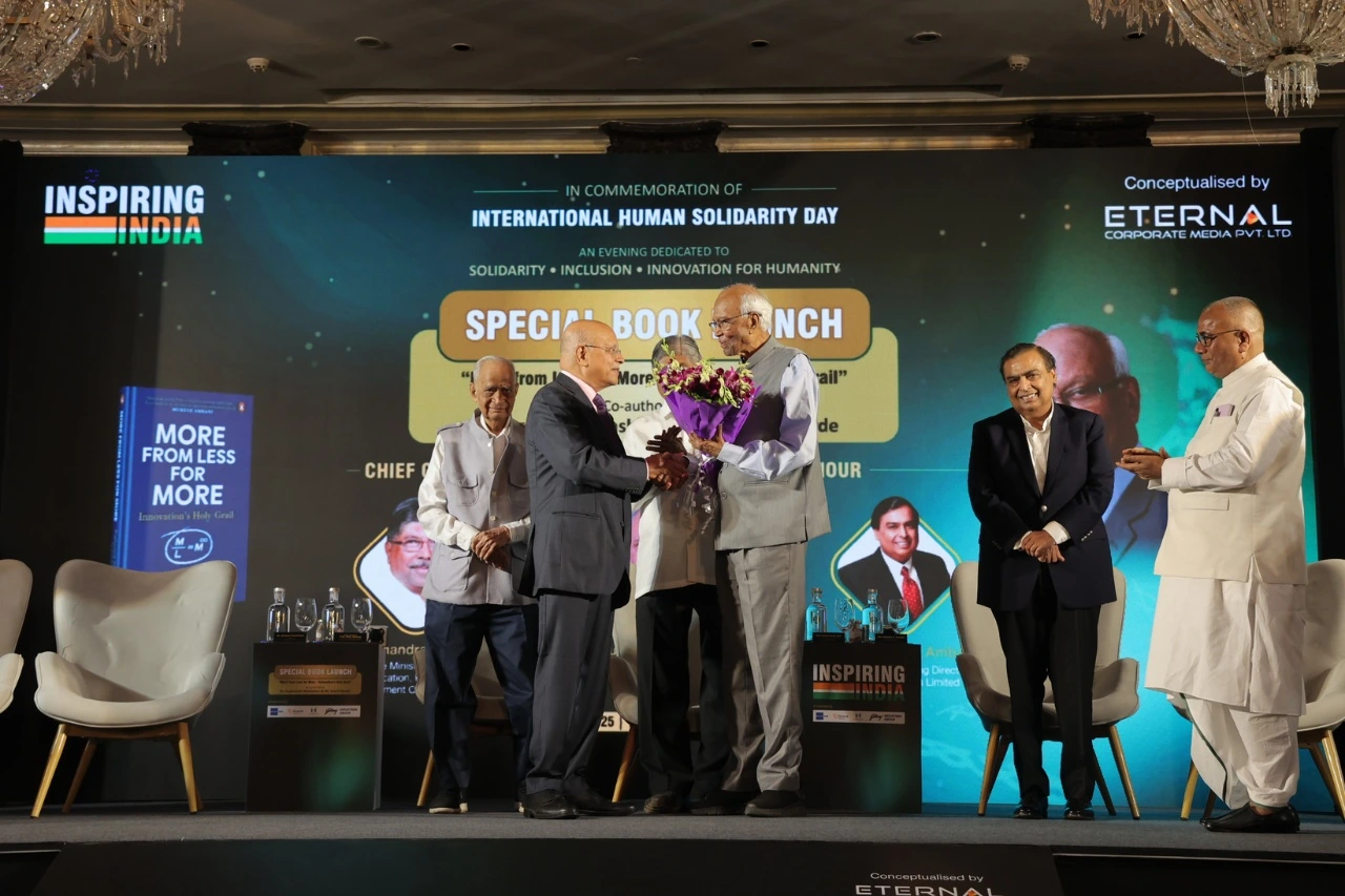 Mr. Shailesh Haribhakti, Chairman of the Organising Committee, formally welcoming and felicitating eminent scientist Dr. Raghunath Mashelkar, in whose honour the event was convened.