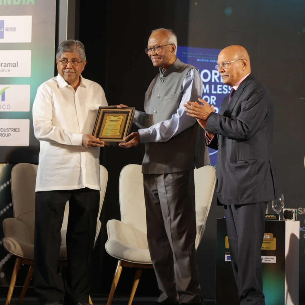 Dr. Raghunath Mashelkar welcoming and felicitating the Chief Guest, Mr. Chandrakant Patil, Hon'ble Cabinet Minister for Higher & Technical Education and Parliamentary Affairs, Government of Maharashtra.