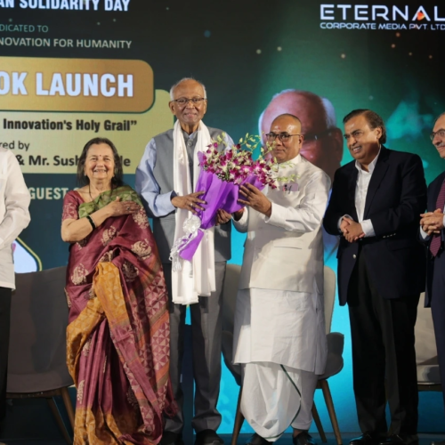 Dr. Raghunath Mashelkar being welcomed and felicitated by Mr. Kripa Shankar Tiwari, joined by Shri Chandrakant Patil, Hon'ble Cabinet Minister, Government of Maharashtra; Mr. Mukesh Ambani; Mr. Nadir Godrej; and Mr. Deepak Parekh.