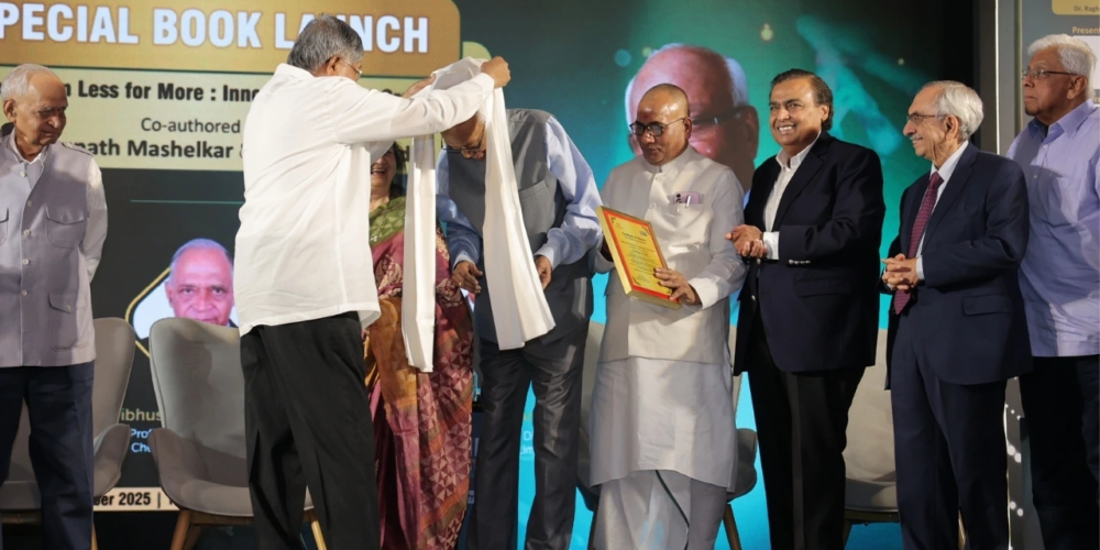Dr. Raghunath Mashelkar being felicitated by the Chief Guest, Mr. Chandrakant Patil, Hon'ble Cabinet Minister, Government of Maharashtra, in the presence of Mr. Kripa Shankar Tiwari, Mr. Mukesh Ambani, Mr. Nadir Godrej, and Mr. Deepak Parekh.