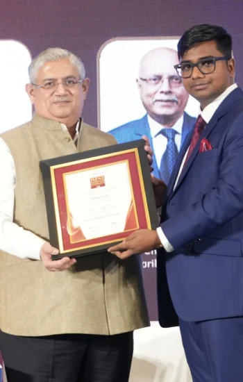 Alok Ranjan Tiwari, MD & CEO of Eternal Corporate Media Pvt. Ltd., extending a warm welcome to Chief Guest Sandip Patel, Managing Director of IBM India & South Asia, at the BFSI India Leadership Conclave.