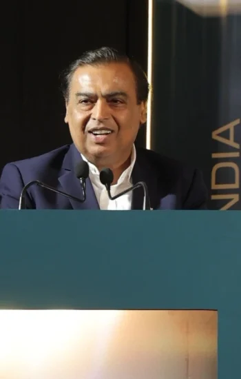 Mr. Mukesh Ambani, Chairman & Managing Director, Reliance Industries Limited, addressing the ceremony as the Guest of Honour.